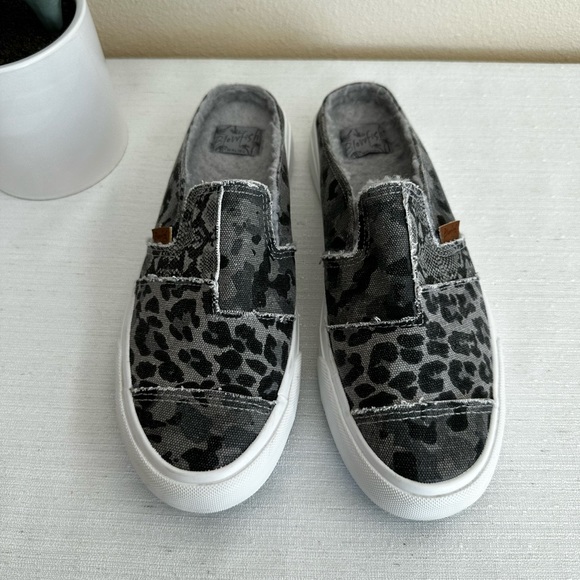 New Blowfish Moki Gray Cheetah Patchwork Fabric Plush Mules Woman’s 8.5 - Picture 3 of 12